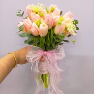 Hoa cưới Tulip hồng phối hoa Thúy Châu và lá bạc