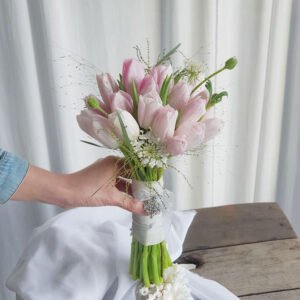 Hoa cưới Tulip hồng phối hoa Thúy Châu và cỏ