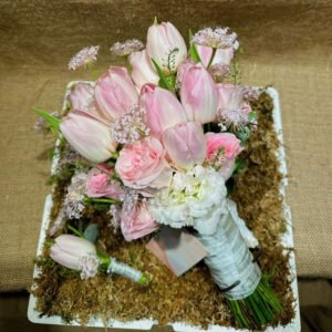 Hoa cầm tay cô dâu Tulip hồng phối hoa Thúy Châu