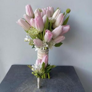 Hoa cầm tay cô dâu Tulip hồng phối hoa sao trắng