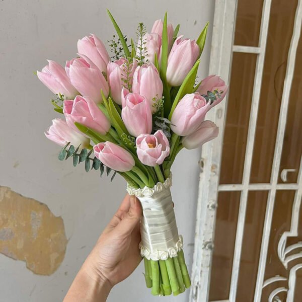 hoa cưới Tulip hồng mix hoa lá phụ theo mùa