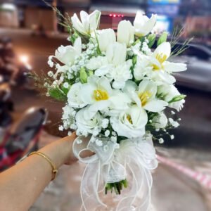 hoa cưới Tulip trắng phối baby's breath