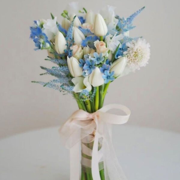 hoa cầm tay cô dâu Tulip trắng phối hoa Sao Xanh