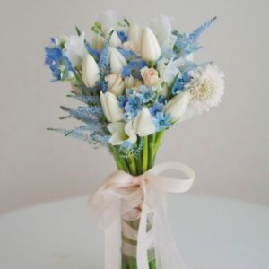 hoa cầm tay cô dâu Tulip trắng phối hoa Sao Xanh và hoa Hạnh Phúc xanh