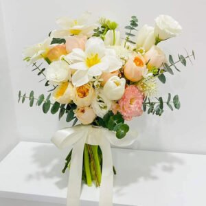 Bó hoa Hoa cưới Tulip trắng phối Hồng Juliet đẹp