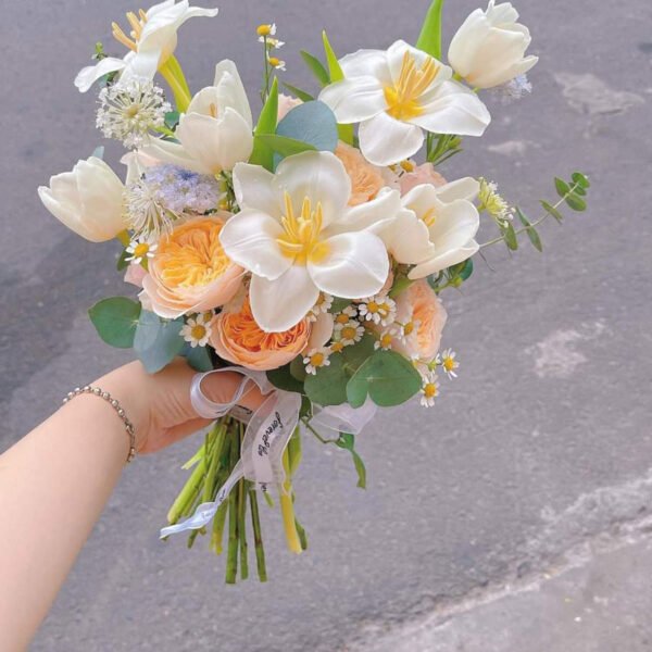 hoa cầm tay cô dâu Tulip phối Hồng juliet
