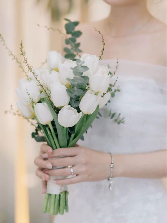 hoa-cam-tay-co-dau-tulip-sieuthihoacuoi-com