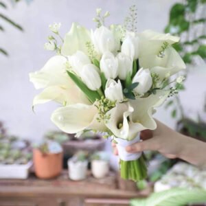 Hoa cưới Calla lily trắng phối Tulip đính ngọc