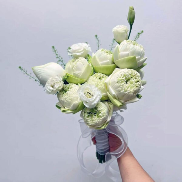 Bó hoa cầm tay cô dâu Sen trắng phối Cát Tường