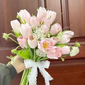 bo-hoa-cam-tay-tulip-hong-mix-thuy-chau