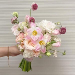 Bó hoa cô dâu Tulip hồng phối hoa Scabiosa đỏ