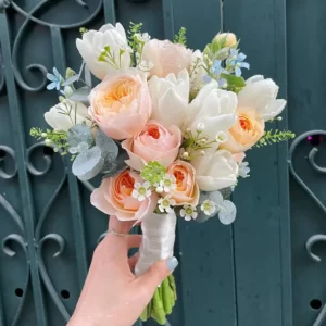 Hoa cưới cầm tay cô dâu đẹp theo xu hướng