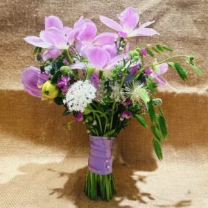 Bó hoa cô dâu Tulip tím phối hoa Thúy Châu và cỏ Mây