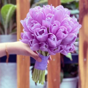 Bó hoa cưới Tulip tím Hà Lan quấn ruy băng đẹp sang trọng