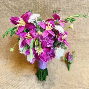 Hoa cưới Tulip tím phối hoa Thúy Châu theo phong cách Vintage