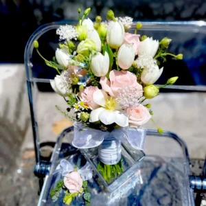 hoa cô dâu tulip trắng phối hoa hồng kem