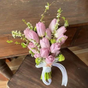 Hoa cưới tulip tím phối hoa Tuyết Mai