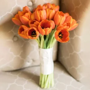 Hoa cô dâu cầm tay tulip cam