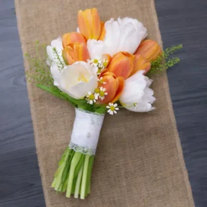 Hoa cầm tay cô dâu tulip cam kết hợp Tulip trắng