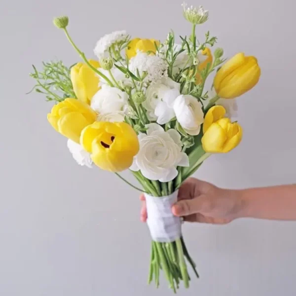 Hoa cưới tulip vàng phối hoa Mao Lương trắng