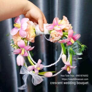 Hoa cưới vòng tình yêu crescent wedding bouquet