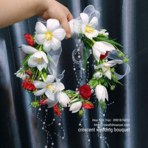 Vòng hoa cưới crescent wedding bouquet hot trend